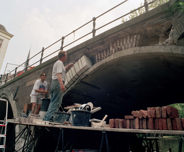843572 Afbeelding van de restauratiewerkzaamheden aan de Hamburgerbrug over de Oudegracht te Utrecht.